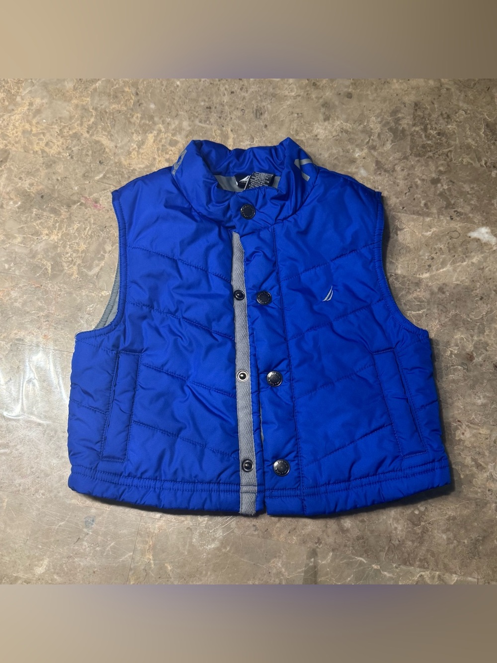Toddler blue Nautica puffer size 2T
In great condition 
Button up sleeveless